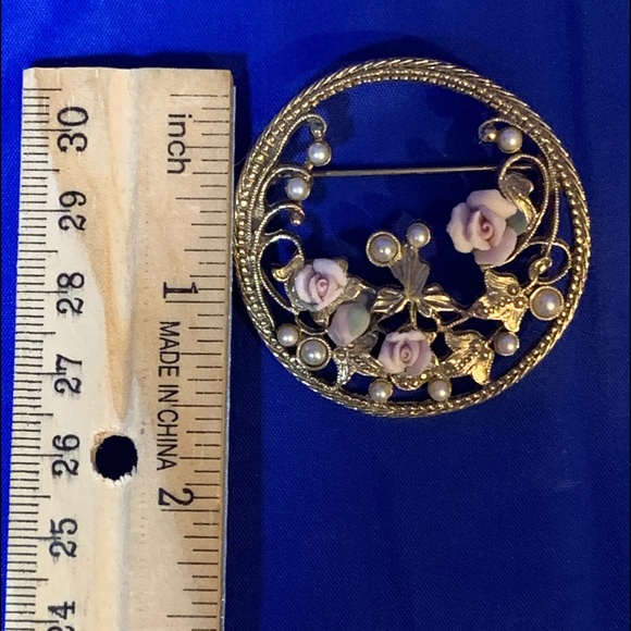 Pink Roses and Faux Pearls Gold Tone Circle Brooch - Picture 6 of 6